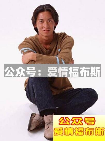 男生自拍照姿势的摆法 男生拍照摆pose大全