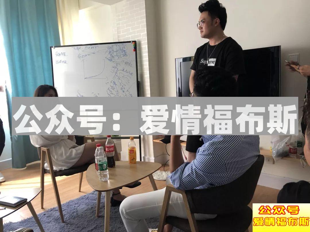 约会女教官：每晚只睡5小时，让眼斜腿瘸的残疾人成为撩妹高手第1张