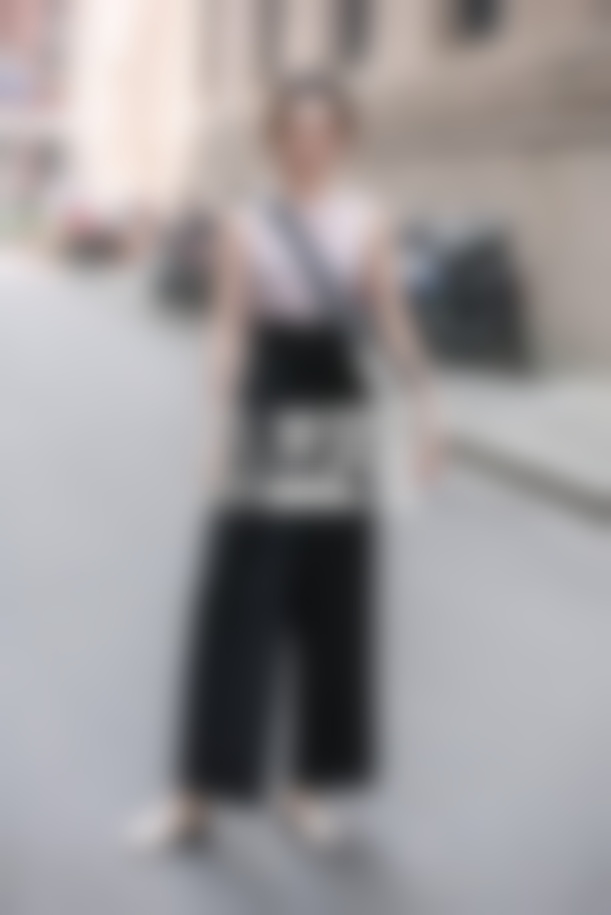 怀疑老公出轨 女子直撞闺蜜小车