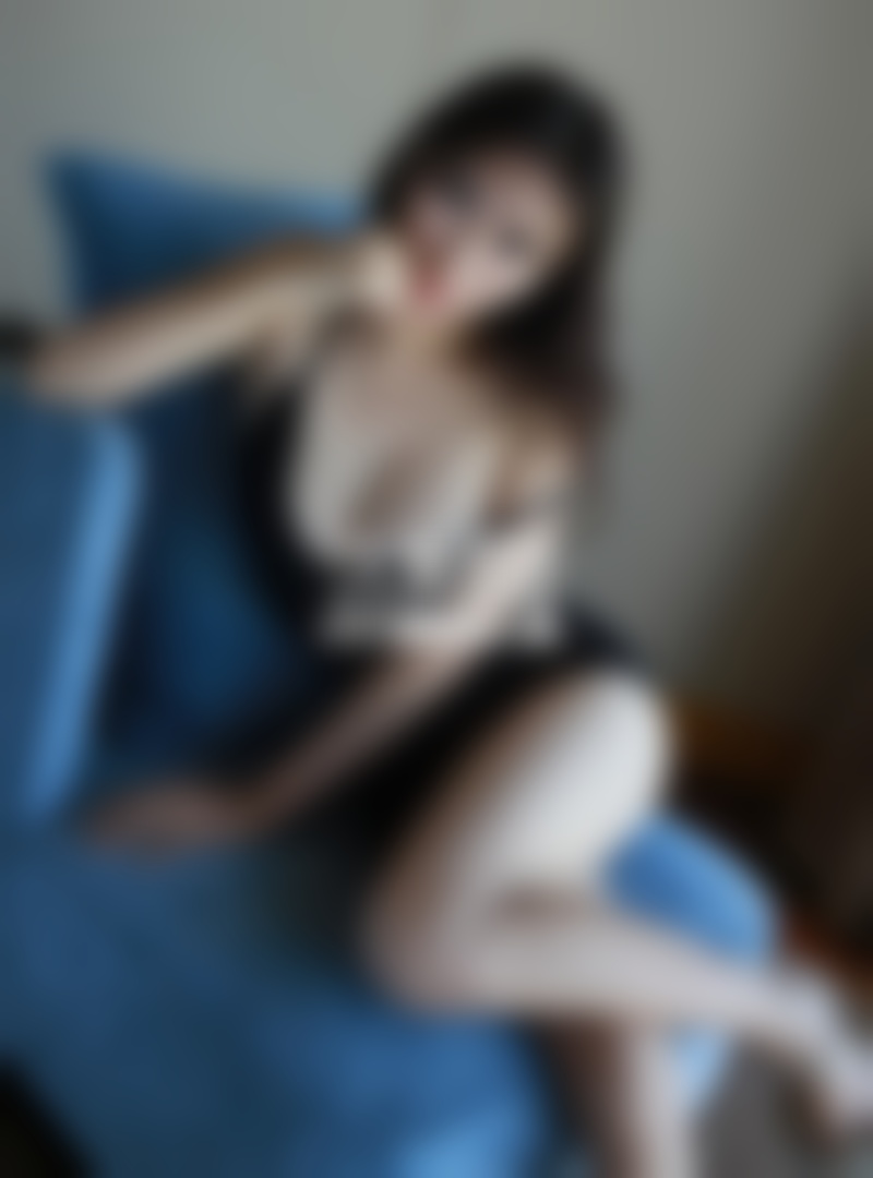 怀疑老公出轨 女子直撞闺蜜小车