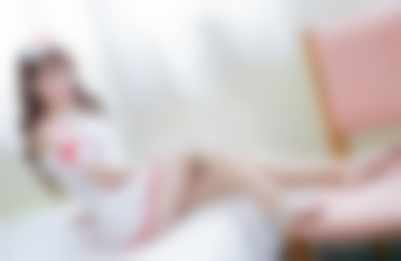 那晚她睡在我身旁，我竟让忍住了